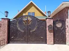 Фото Входная группа - Ворота, дверь, навершие, почта, фонари